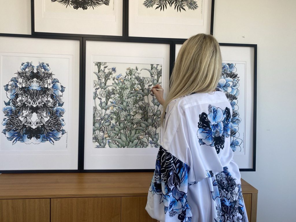 artist hand-painting designs
