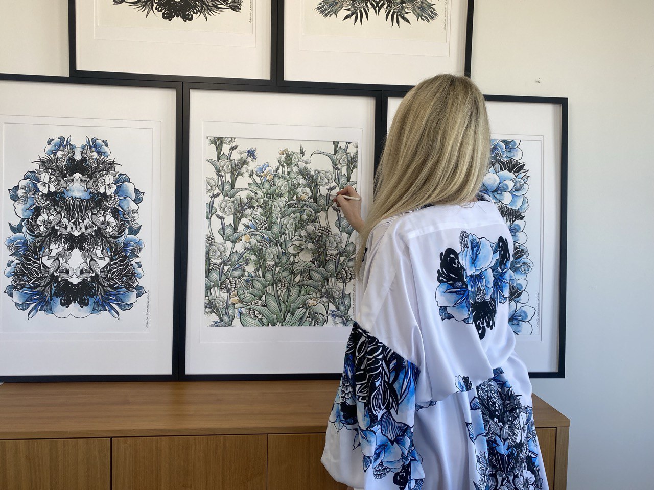 artist hand-painting designs