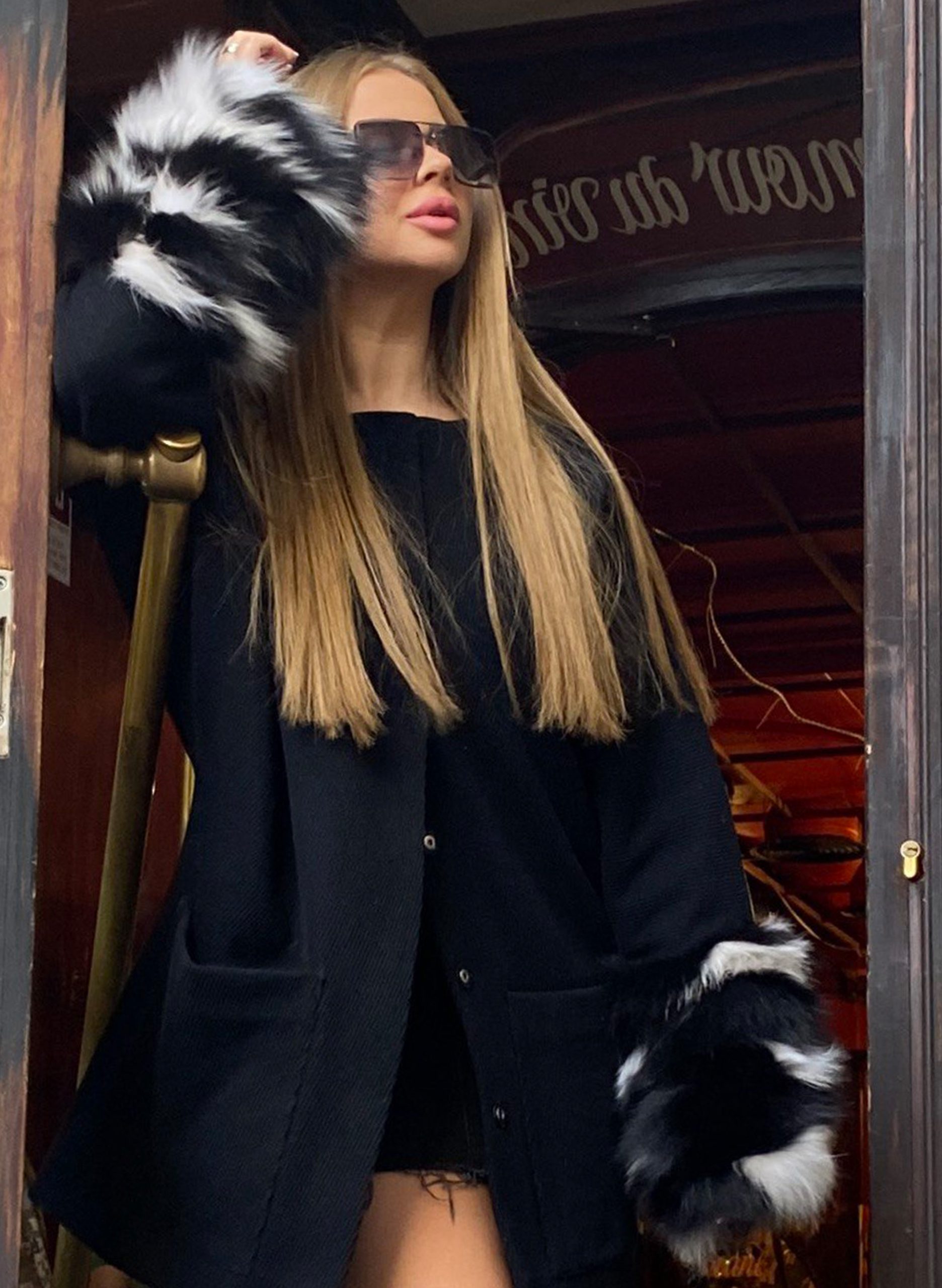 Коротке Хутрове Чорне Пальто